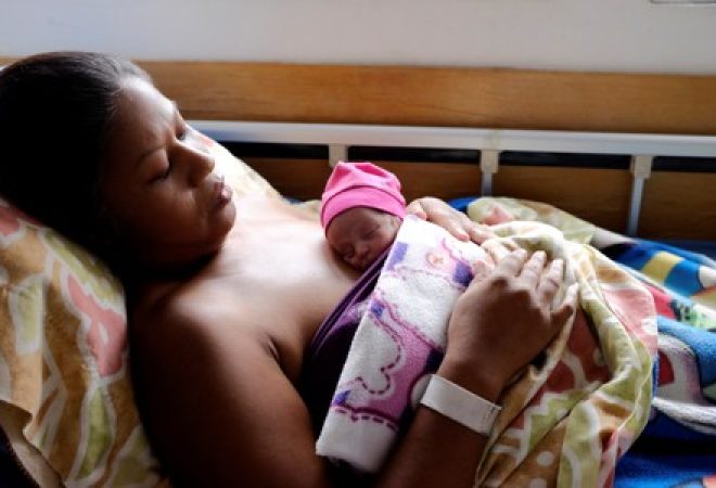 Joana Mendez segura filha recém-nascida em hospital em Caracas, Venezuela