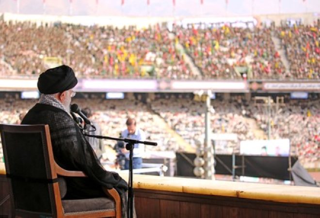 Líder supremo do Irã, aiatolá Ali Khamenei, durante discurso em estádio de Teerã