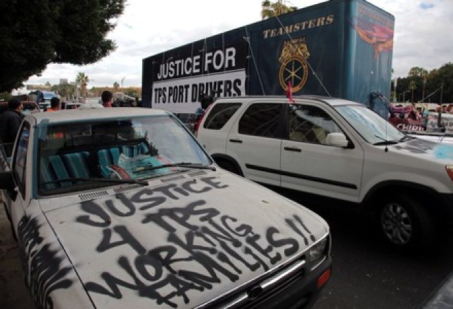 Caravana em apoio a pessoas ameaçadas de deportação em Los Angeles