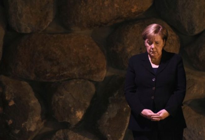 Chanceler alemã, Angela Merkel, presta homenagem em visita ao Yad Vashem, o memorial nacional do Holocausto de Israel