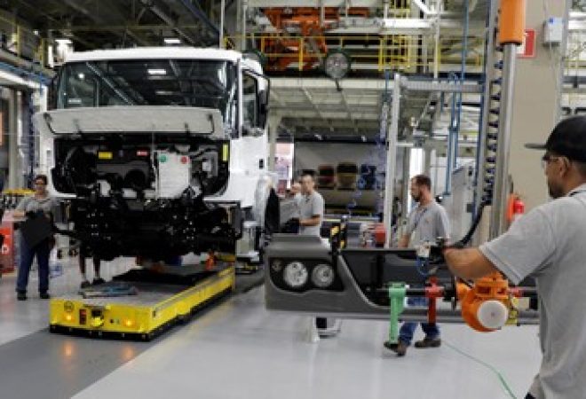 Operários trabalham na nova linha de montagem de caminhões na fábrica de caminhões e ônibus da Mercedes Benz em São Bernardo do Campo