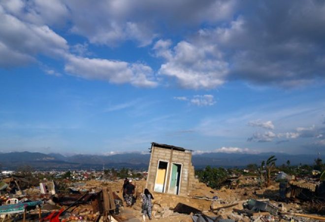 Moradores de área atingida por terremoto em Palu, na Indonésia