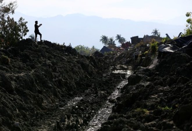 Casas destruídas por terremoto em Petobo, Palu, na Indonésia