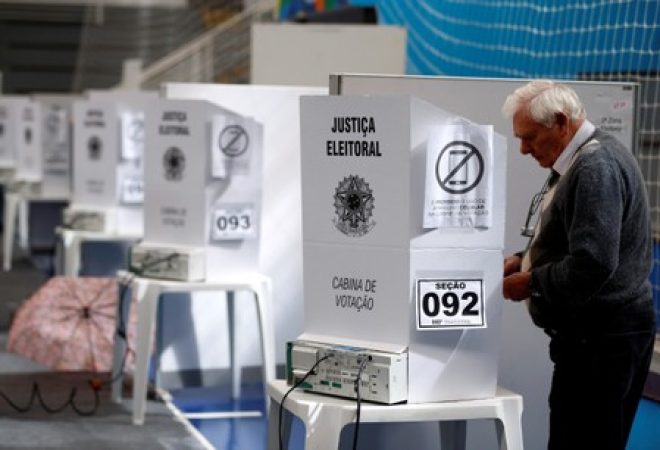 Homem vota em Curitiba