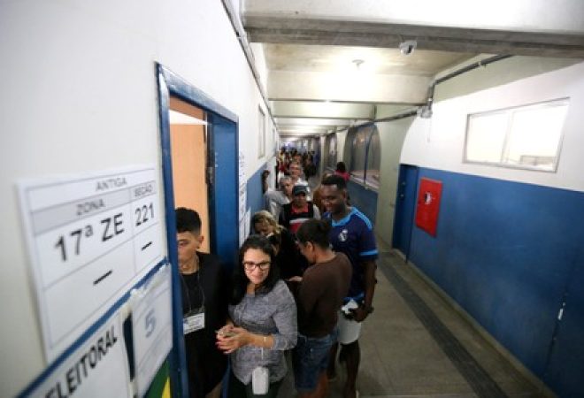 Brasileiros votam no Rio de Janeiro