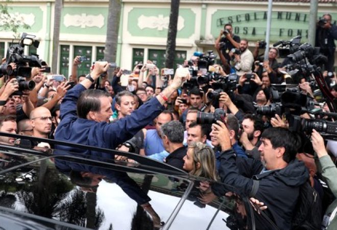 Jair Bolsonaro acena após votar no Rio de Janeiro