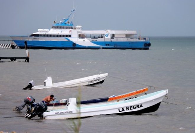 Homem empurra barco enquanto tempestade tropical Michael se aproxima de Cancún, no México