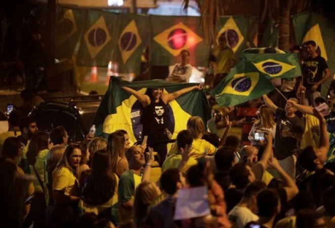 Apoiadores do candidato à Presidência Jair Bolsonaro (PSL) reagem em manifestação no Rio de Janeiro
