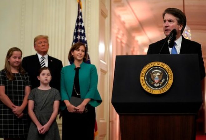 Juiz da Suprema Corte dos EUA Brett Kavanaugh discursa antes de sua cerimônia de posse, diante de sua mulhar e filhas e do presidente dos EUA, Donald Trump, na Casa Branca
