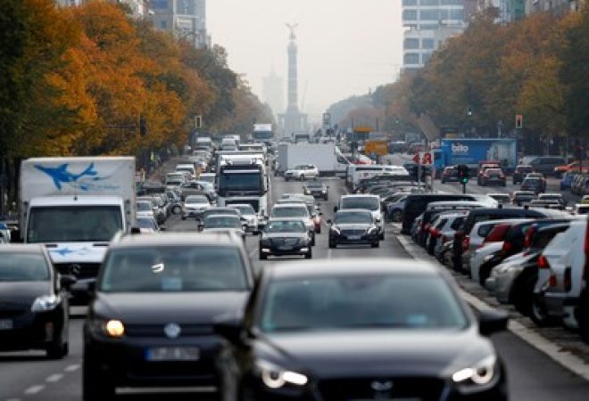 Carros em rua de Berlim, na Alemanha