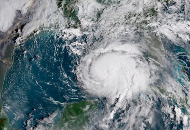 Imagem da Administração Nacional Oceânica e Atmosférica dos EUA (NOAA) do furacão Michael sobre o Golfo do México