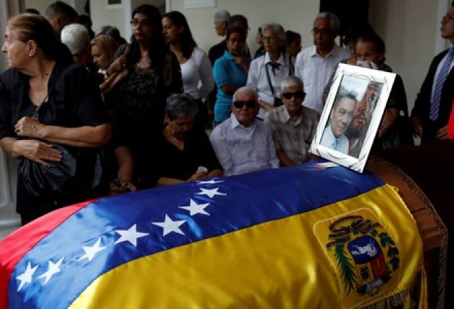 Caixão do vereador de oposição Fernando Albén durante velório na Assembleia Nacional, em Caracas