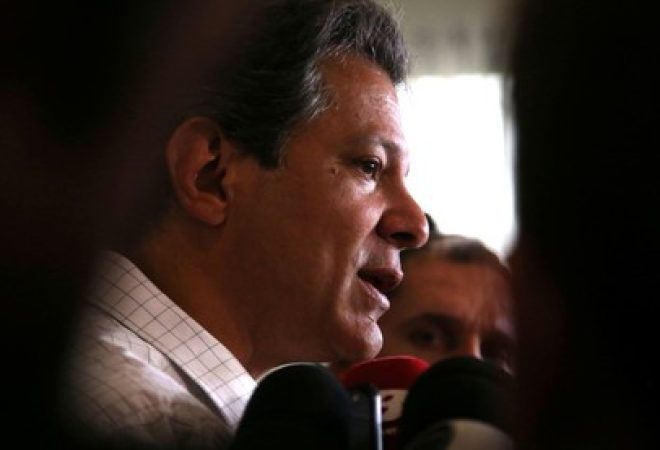 Candidato do PT à Presidência, Fernando Haddad, fala com jornalistas em São Paulo