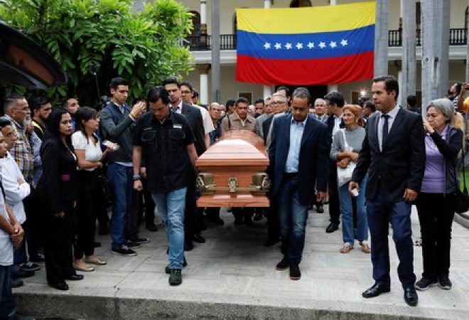 Pessoas carregam o caixão do opositor Fernando Albán durante cerimônia na Assembleia Nacional em Caracas, na Venezuela