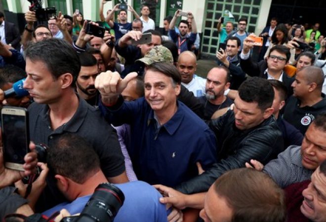 Jair Bolsonaro acena após votar no Rio de Janeiro