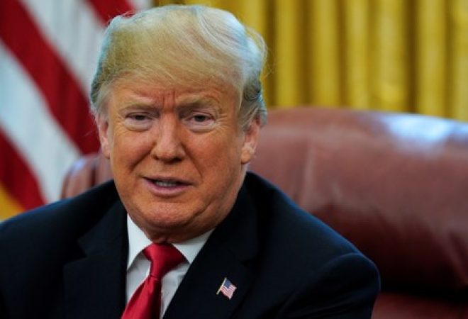 Presidente dos EUA, Donald Trump, conversa com jornalistas no Salão Oval da Casa Branca em Washington