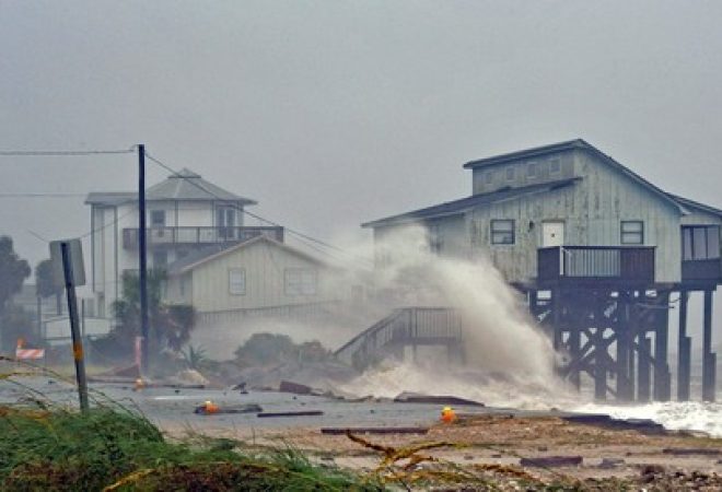 Ondas atingem casas no litoral da Flórida durante passagem do furacão Michael