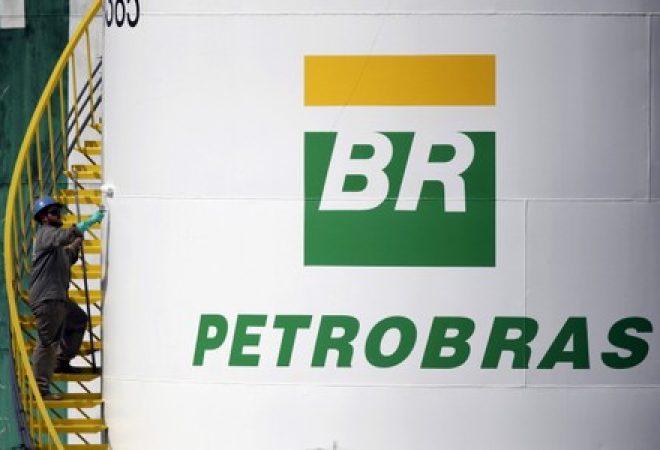Trabalhador pinta tanque da Petrobras em Brasília