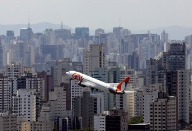 Avião da Gol decola do aeroporto de Congonhas em São Paulo