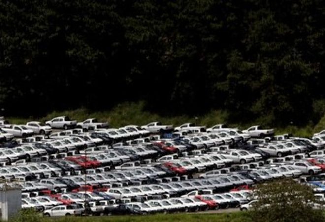 Novos veículos Volkswagen são vistos no pátio de estacionamento da fábrica da montadora em São Bernardo do Campo