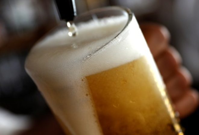 Cerveja é servida em bar de Londres
