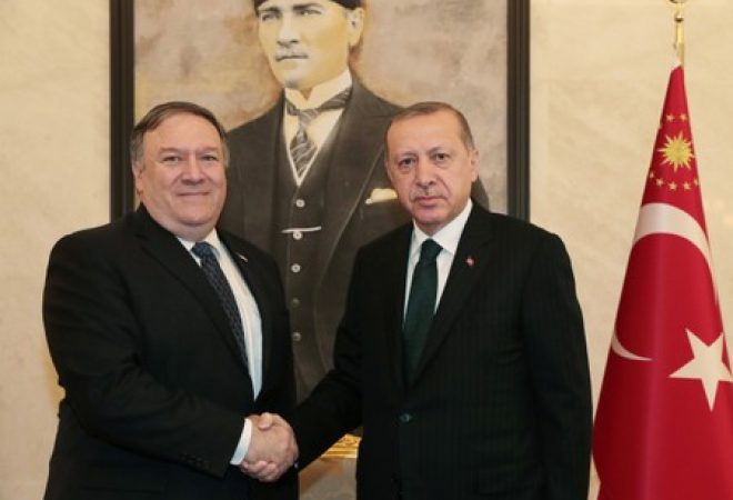 Presidente turco, Tayyip Erdogan, recebe o secretário de Estado norte-americano, Mike Pompeo