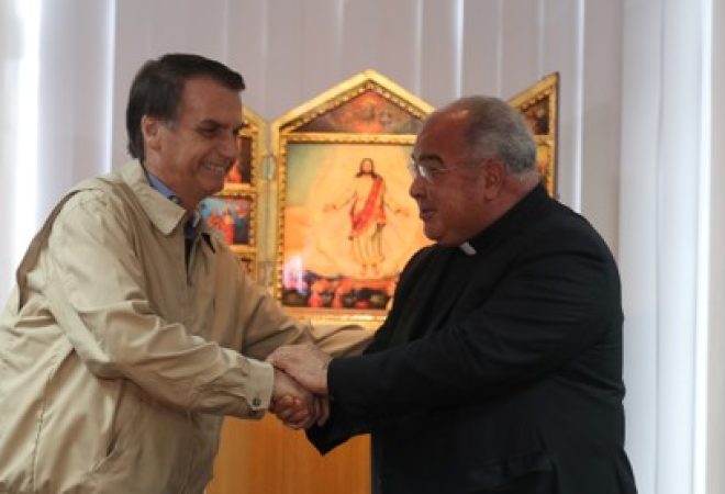 Candidado do PSL à Presidência, Jair Bolsonaro, cumprimenta o arcebispo do Rio de Janeiro, cardeal dom Orani Tempesta