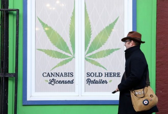 Homem passa por loja licenciada para vender maconha recreativa no Canadá
