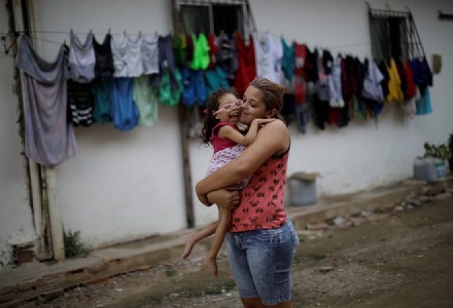 Gabriela Alves de Azevedo segura sua filha, Ana Sophia, que nasceu com microcefalia, em Olinda
