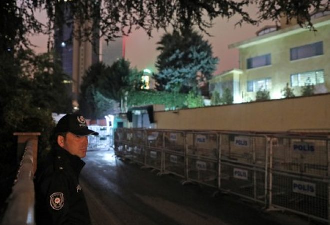 Policial turco do lado de fora do consulado da Arábia Saudita em Istambul