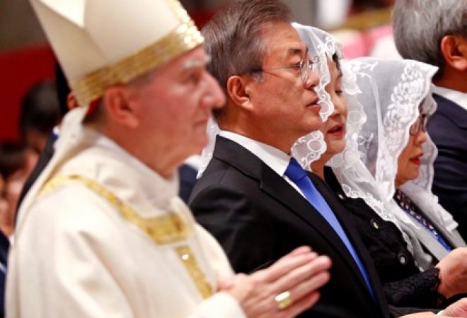 Presidente sul-coreano, Moon Jae-in, durante visita ao Vaticano