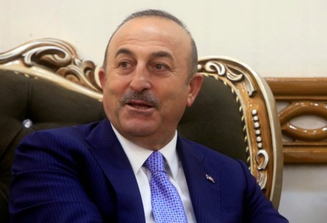 Ministro das Relações Exteriores da Turquia, Mevlut Cavusoglu, durante reunião no Iraque