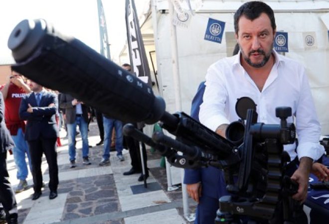 Matteo Salvini posa ao lado de um rifle em Roma