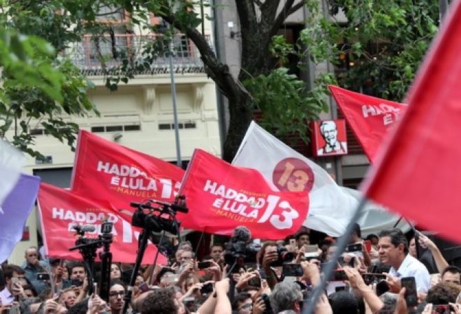 Haddad faz campanha no centro do Rio de Janeiro