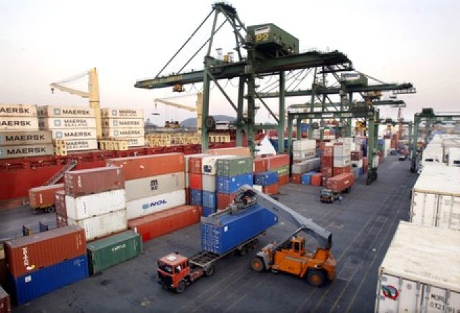 Navio é carregado em Porto de Santos