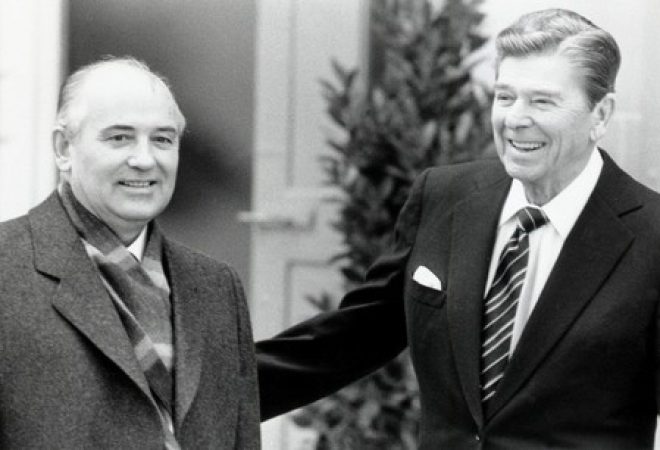 Foto de arquivo de ex-líder soviético Mikhail Gorbachev (esq) com ex-presidente dos EUA Ronald Reagan