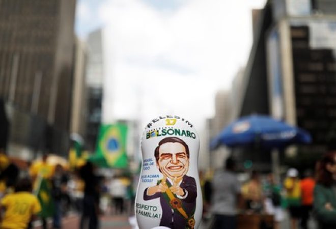 Balão com imagem do candidato de extrema-direita à Presidência da República Jair Bolsonaro durante manifestação em SP
