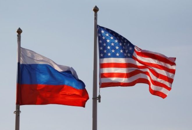 Bandeiras dos EUA e da Rússia no aeroporto internacional de Moscou