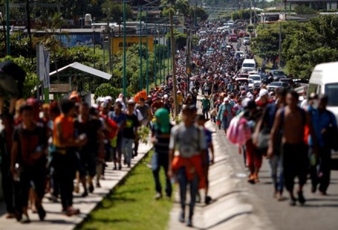 Imigrantes da América Central caminham pelo México em caravana a caminho dos EUA