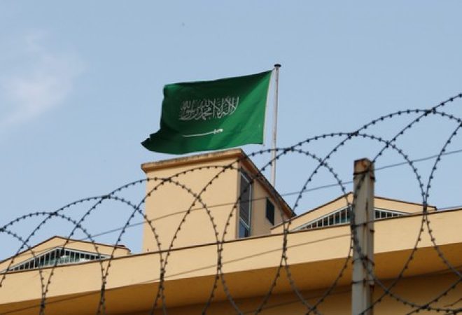 Bandeira da Arábia Saudita no consulado do país em Istambul