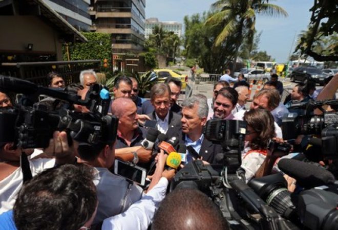 Deputados Onyx Lorenzoni e Alberto Fraga falam com jornalistas após se reunirem com presidenciável Jair Bolsonaro, no Rio de Janeiro