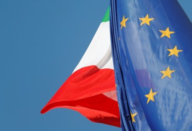 Bandeiras da União Europeia e da Itália em Roma