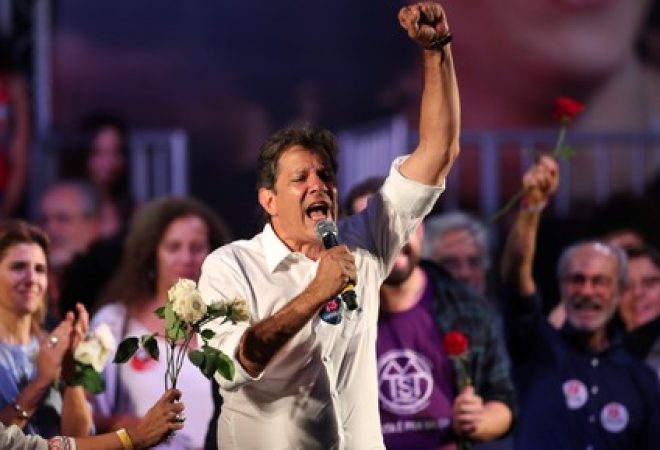 Candidato do PT à Presidência, Fernando Haddad, durante comício no Rio de Janeiro