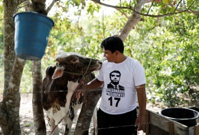 Pastor Crenilton Ferreira posa para foto com camisa de Bolsonaro em Barreirinha, no Maranhão
