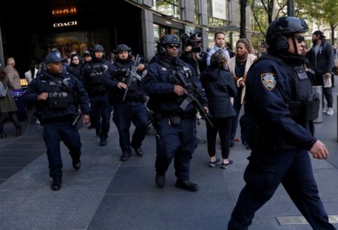 Policiais investigam pacote suspeito na CNN em Nova York