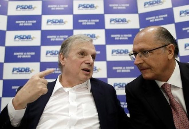 Tasso Jereissati e Geraldo Alckmin conversam durante reunião do PSDB em Brasília