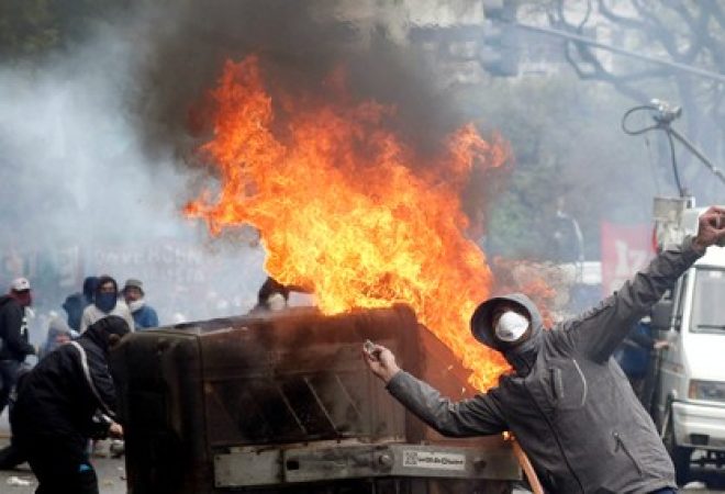 Manifestantes durante confronto com a polícia do lado de fora do Congresso argentino, em Buenos Aires