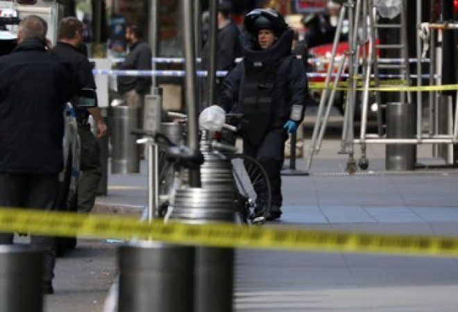 Integrante do esquadrão antibombas da polícia de Nova York do lado de fora do edifício da Time Warner, em Nova York