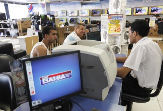 Clientes conversam com vendedor em uma loja da Casas Bahia em São Paulo