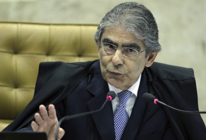 Ayres Britto durante sessão do STF em 2012